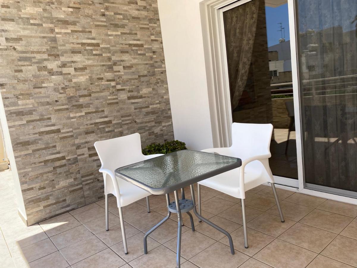 Holiday City Center Apartment ลาร์นาคา ภายนอก รูปภาพ